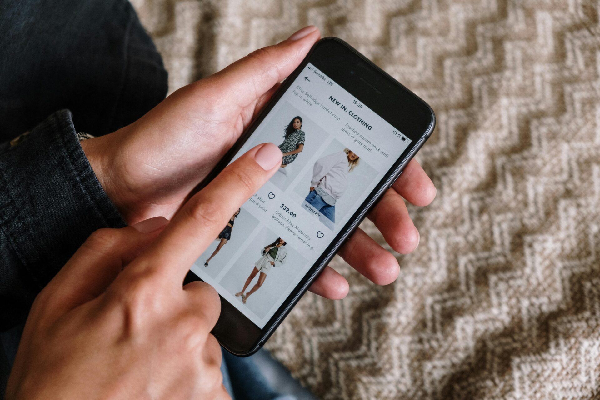 Tips belanja fashion online (pexels.com/cottonbro studio)