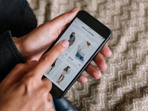 Tips belanja fashion online (pexels.com/cottonbro studio)