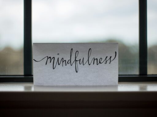 Tips latihan mindfulness (Sumber: unsplash/lesly juarez)